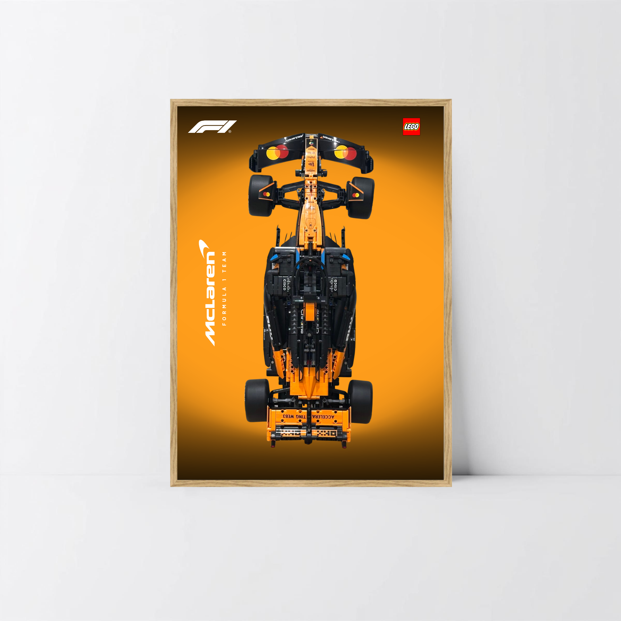 Finition bois chêne et affiche Design B pour mise en valeur de la McLaren 42228.