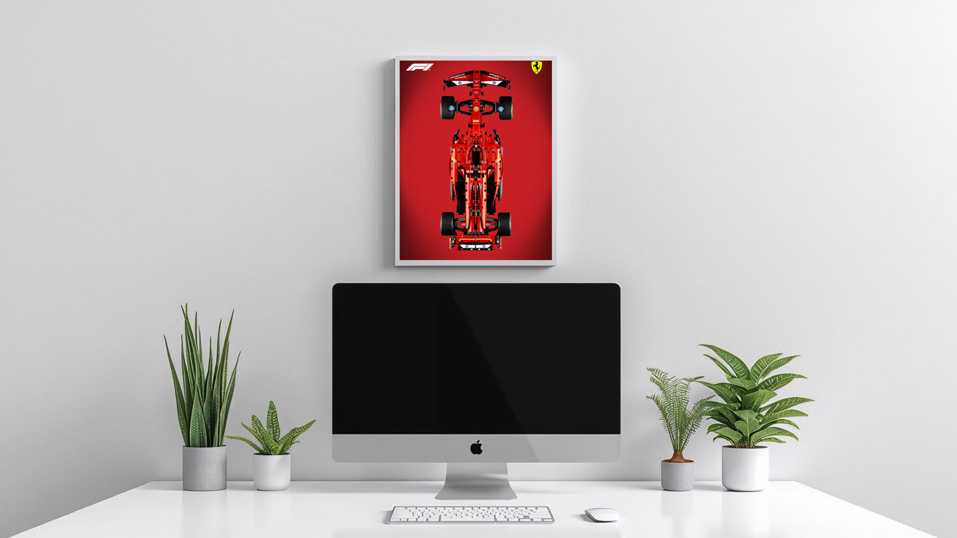 Cadre d'exposition vertical pour LEGO Technic Ferrari SF-24 installé au-dessus d'un ordinateur Apple iMac dans un bureau minimaliste et lumineux.