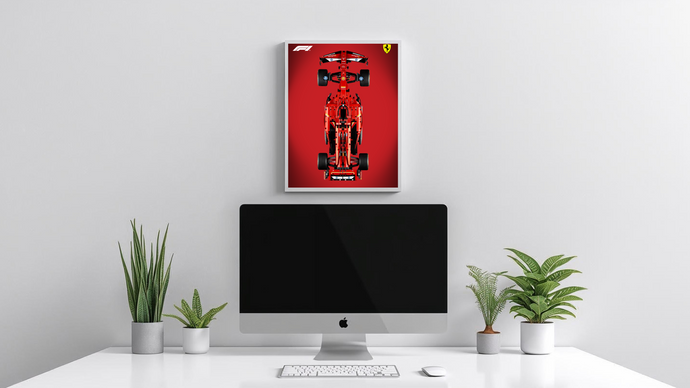 Cadre d'exposition vertical pour LEGO Technic Ferrari SF-24 installé au-dessus d'un ordinateur Apple iMac dans un bureau minimaliste et lumineux.