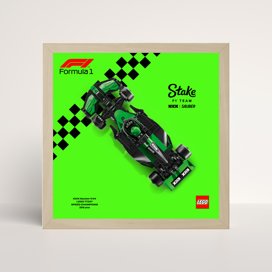 Cadre bois naturel chêne pour exposition LEGO Kick Sauber et visuel technique design C.