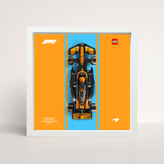 Tableau déco LEGO McLaren F1 2025 cadre bois blanc épuré et affiche artistique design A.