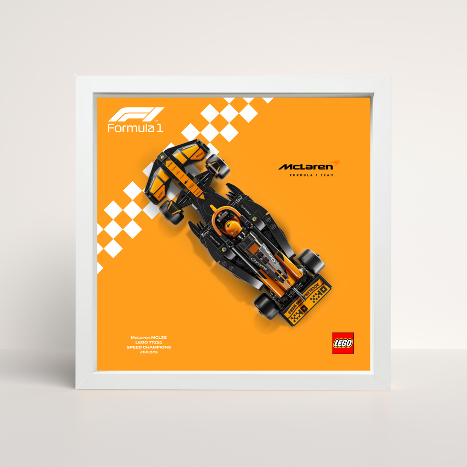Vitrine murale blanche pour set LEGO McLaren F1 2025 avec visuel de circuit design C.