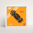 Vitrine murale blanche pour set LEGO McLaren F1 2025 avec visuel de circuit design C.