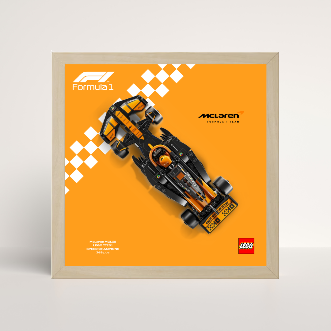 Cadre bois naturel chêne pour exposition LEGO McLaren F1 2025 et poster design C.