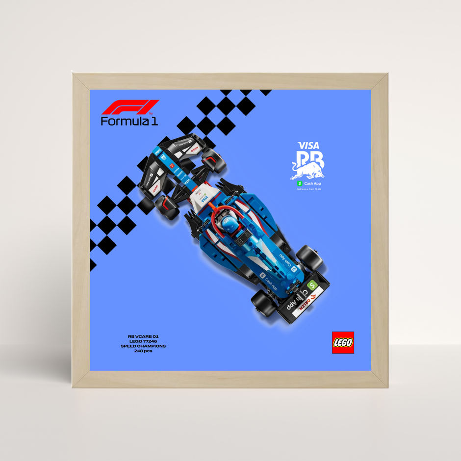 Cadre bois naturel chêne pour exposition LEGO Racing Bulls F1 et visuel technique design C.