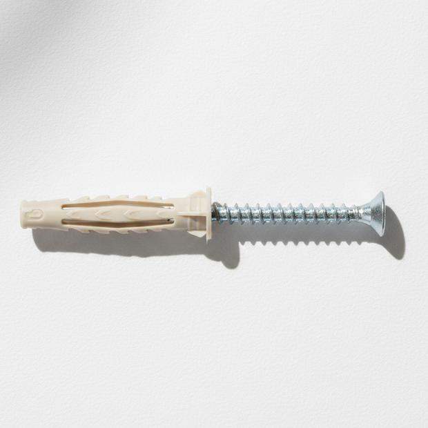 Détail d'une cheville crantée multi-matériaux pour ancrage solide dans le placo et le béton.