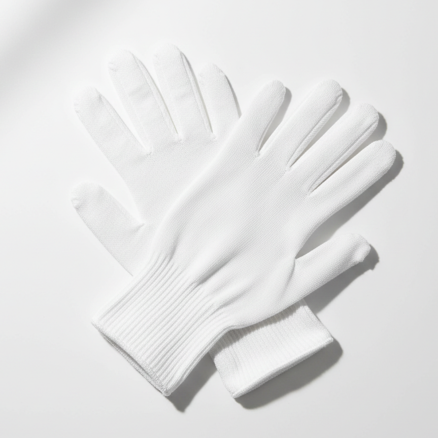 Paire de gants de protection en tissu doux pour manipulation de briques LEGO et cadres.