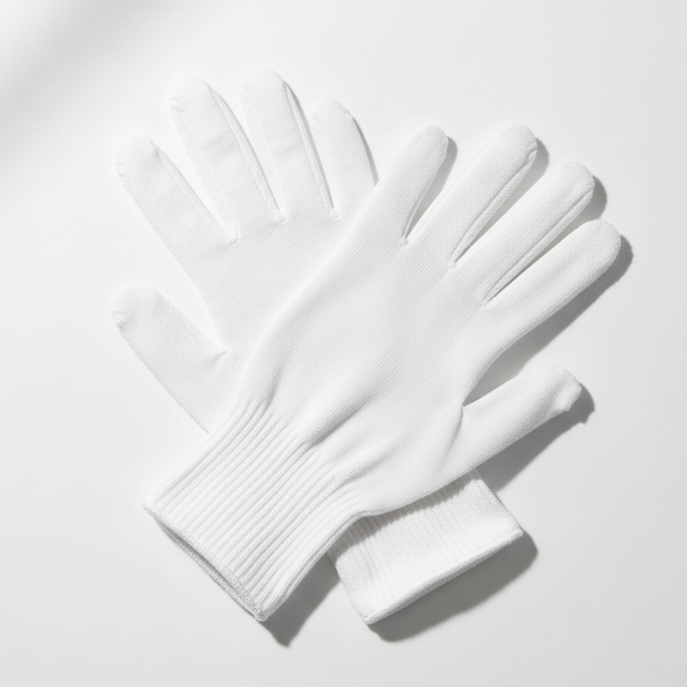 Paire de gants de protection en tissu doux pour manipulation de briques LEGO et cadres.