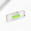 Petit niveau à bulle de précision compact pour alignement de cadres muraux.
